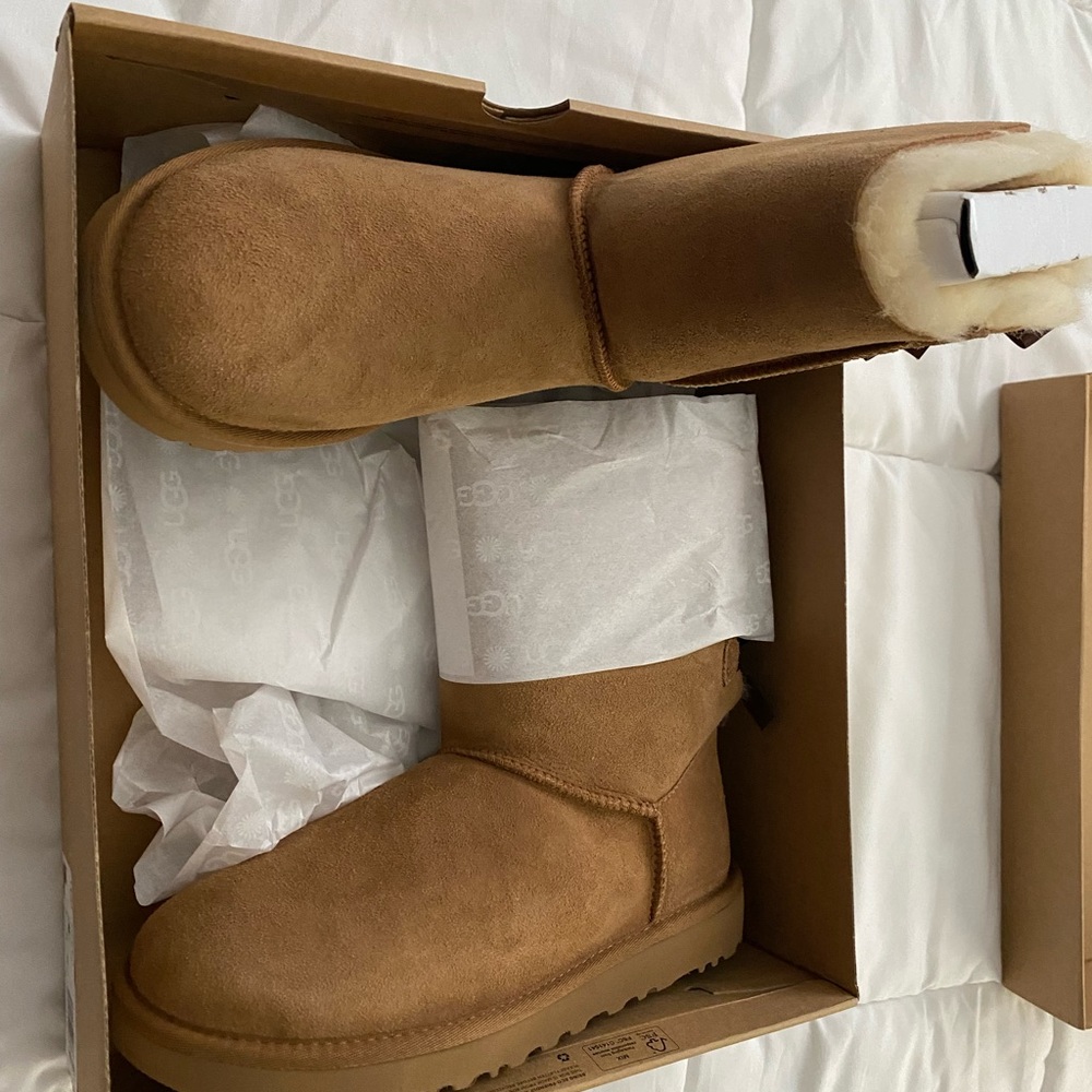 Ugg Women’s Bailey Bow II Size 8